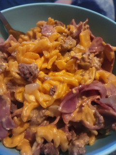 A picture of Creamy cheesy bacon cheeseburger Mac n cheese.