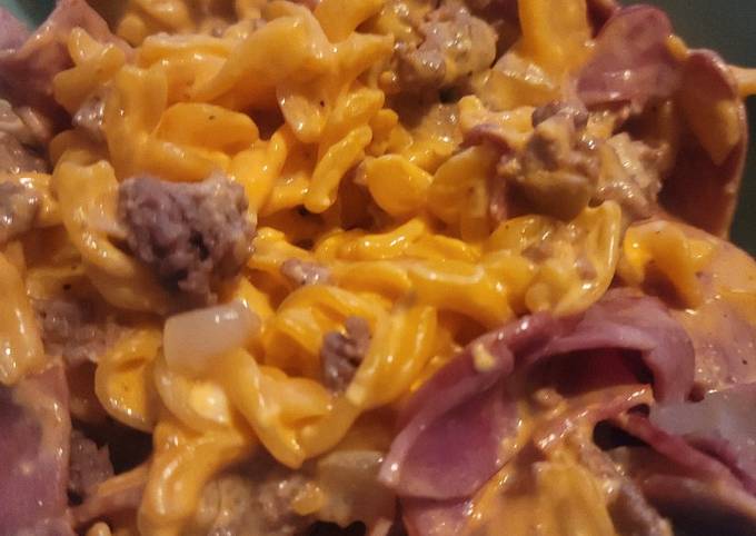 Creamy cheesy bacon cheeseburger Mac n cheese