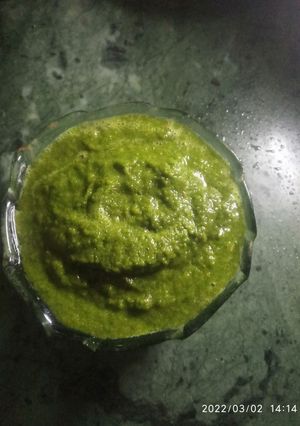 हरा धनिया और टमाटर की चटनी(Hara dhania aur tamatar ki chutney recipe in Hindi) रेसिपी मुख्य फोटो
