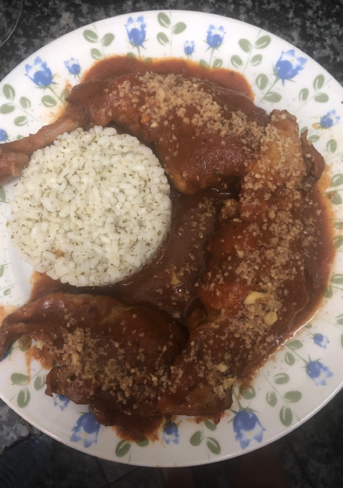 Una foto de 417. Conejo con salsa de tomate casera (principal carne)