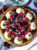 Tarte matcha aux cerises et mûres