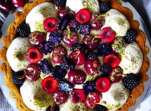 Une photo de Tarte matcha aux cerises et mûres