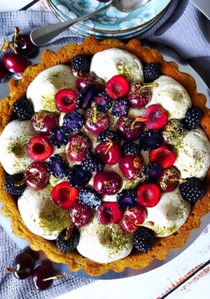 Une photo de Tarte matcha aux cerises et mûres