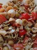 Ensalada de pasta con anchoas y cherries