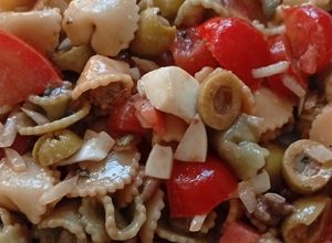 Una foto de Ensalada de pasta con anchoas y cherries