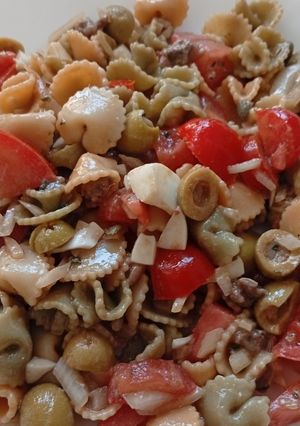 Una foto de Ensalada de pasta con anchoas y cherries