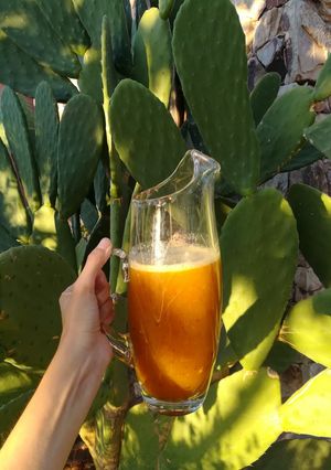 Una foto de Jugo de tunas, uvas rosadas, manzana y miel