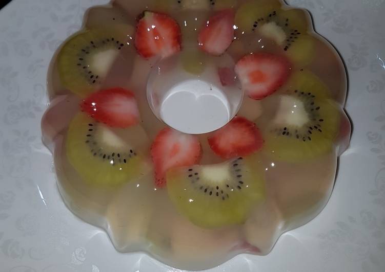 Langkah Mudah untuk Membuat Pudding kaca kiwi strawberry Anti Gagal