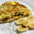 Omelet con plátano fruta y queso mozzarella