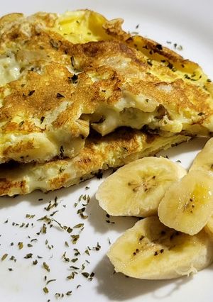 Una foto de Omelet con plátano fruta y queso mozzarella
