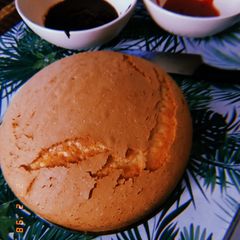 A picture of Hans' first sponge cake💜.