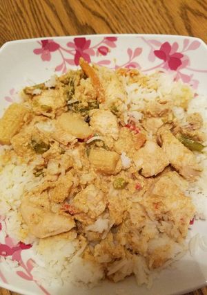 A picture of Slow cooker curry chicken and vegetables.