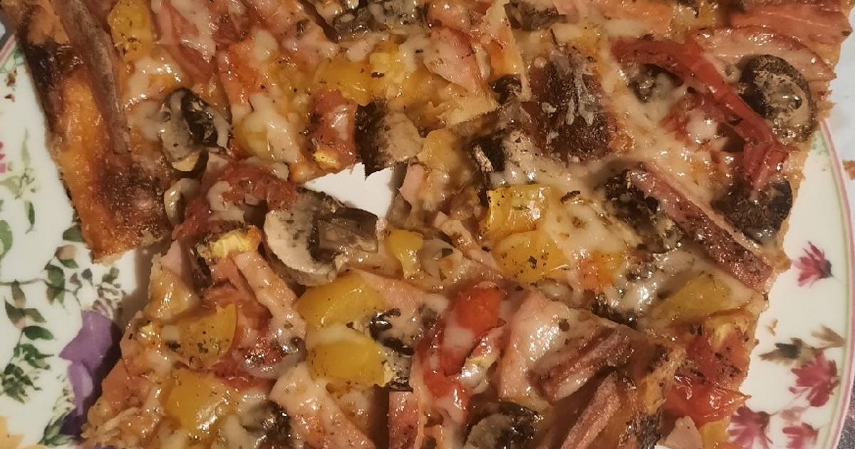 Пицца тонкой раскатки с колбасой и с солеными огурцами