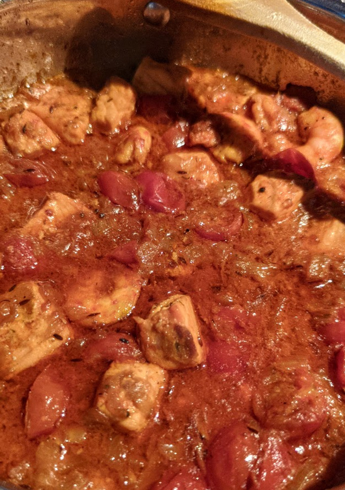 Una foto de Curry de salmón y gambones