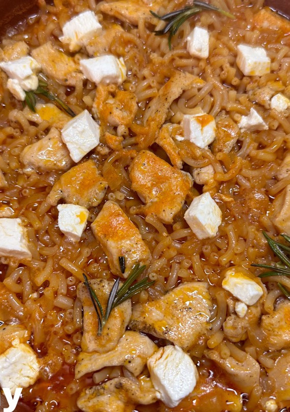 Una foto de Fideuá de pollo y queso de cabra