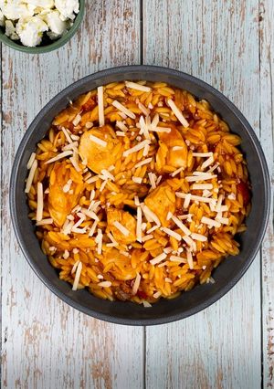 A picture of Giouvetsi with Chicken.