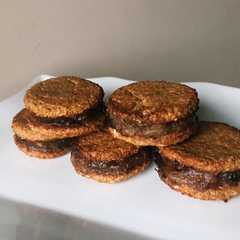 Una foto de Alfajores veganos de avena con dulce de dátil