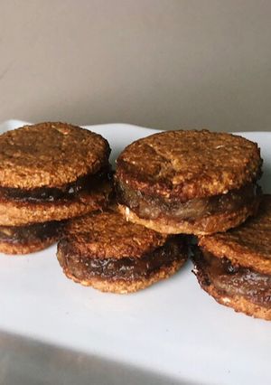 Una foto de Alfajores veganos de avena con dulce de dátil