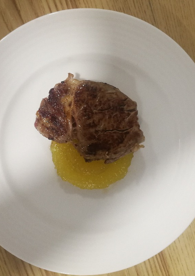 Una foto de Filet de vedella amb confitura de poma