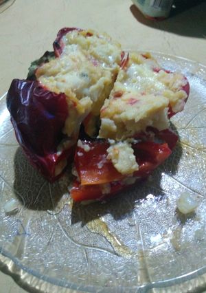 Una foto de Morrón relleno de batata y cebolla dorada
