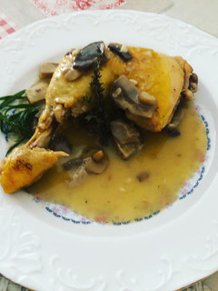 Una foto de Pollo en salsa de setas con aroma de tomillo y romero