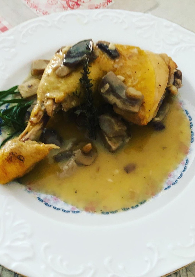 Una foto de Pollo en salsa de setas con aroma de tomillo y romero