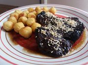 Una foto de lomo de cerdo con salsa de soja y miel