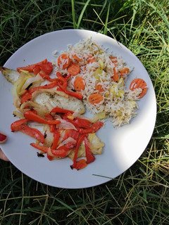 Una foto de Merluza al horno con cebolla y pimiento