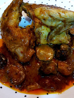 Una foto de Picantón a la cazuela con champiñones