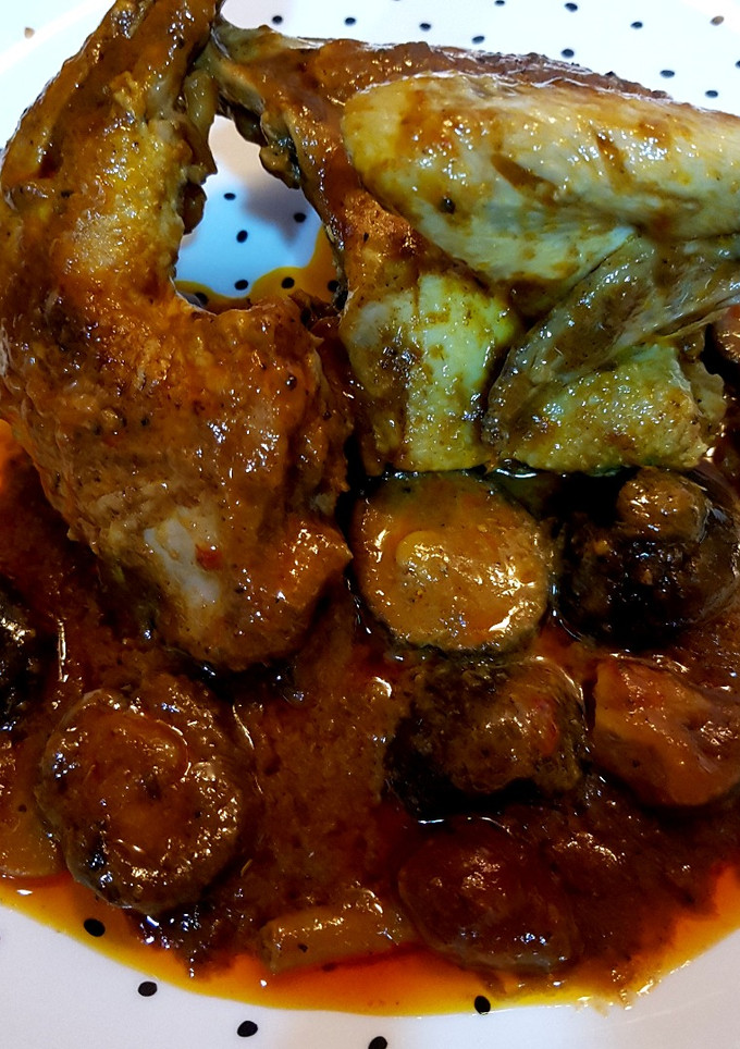 Una foto de Picantón a la cazuela con champiñones