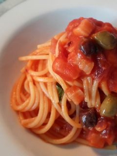 Una foto de Espaguetis Olivas Tocino y Salsa de Tomate