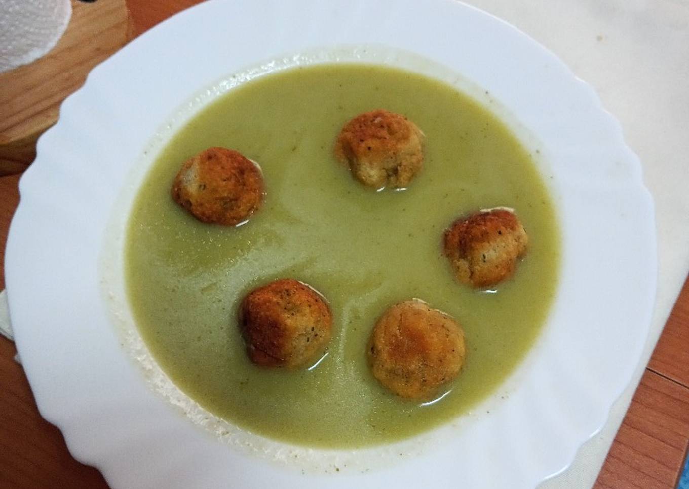 Sopa de lechuga con albóndigas de pan