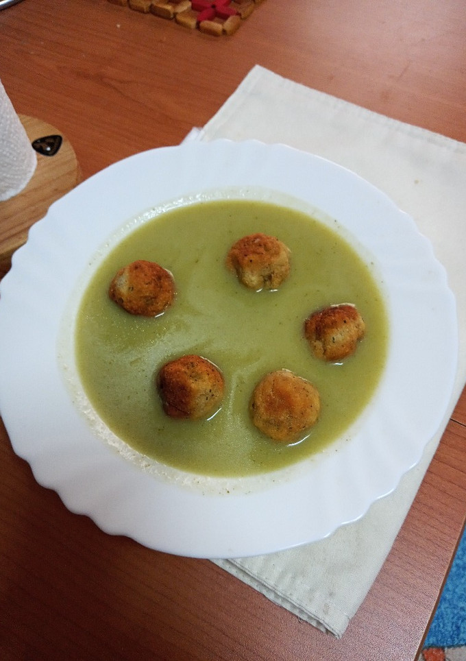 Una foto de Sopa de lechuga con albóndigas de pan