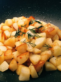 Фото Молодой картофель по домашнему в сковороде WOK.