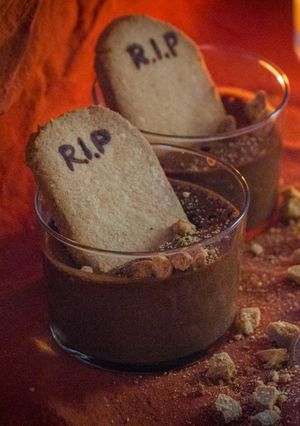 Une photo de Mini cimetières - mousse au chocolat avec son sablé à l'amande (Sans gluten)