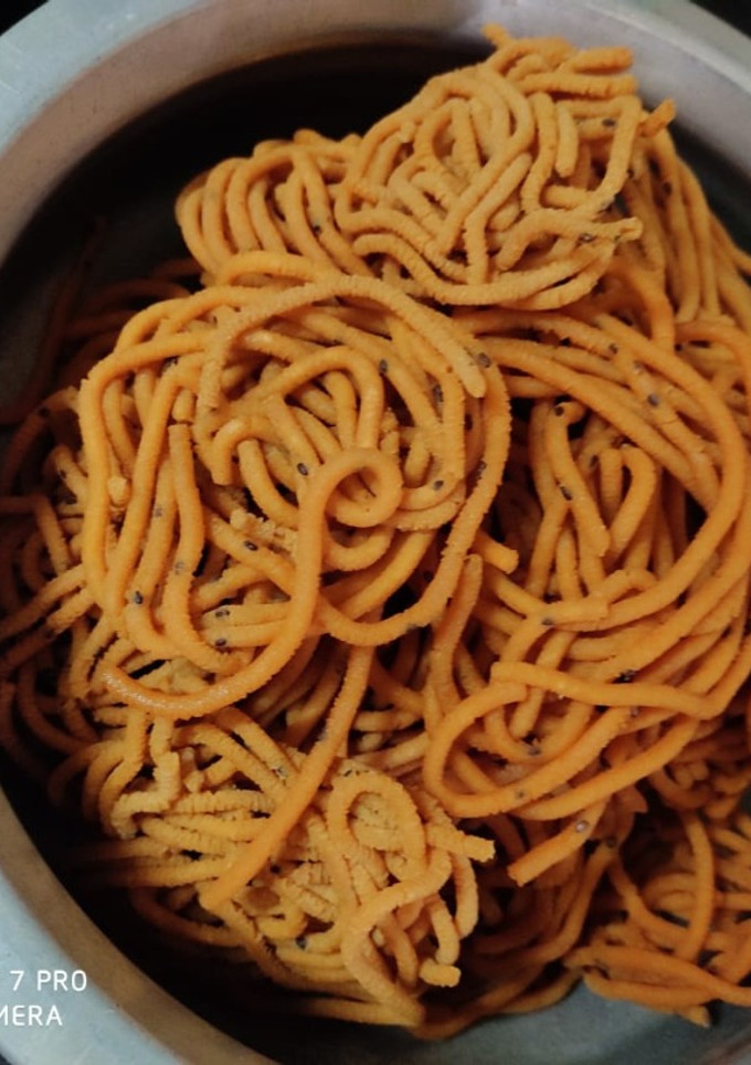 கார முறுக்கு (Kaara murukku recipe in tamil) செய்முறை முக்கிய புகைப்படம்