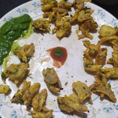 A picture of Green chilli onion fritters.