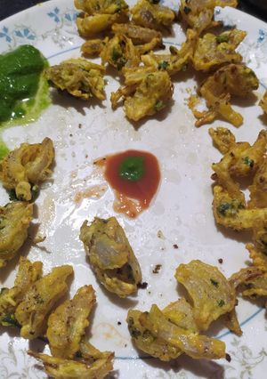 A picture of Green chilli onion fritters.