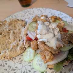 Una foto de Kebab casero de pollo y pan de pita