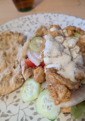 Una foto de Kebab casero de pollo y pan de pita