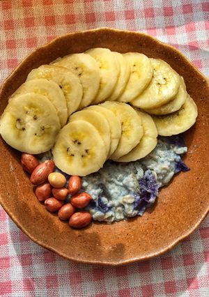 Hình của món #Eatclean: Cháo yến mạch hoa đậu biếc.