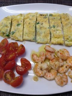 Una foto de Tortilla con gambas al ajillo