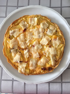 Una foto de Tortilla al horno de patata, chorizo, piquillos y queso