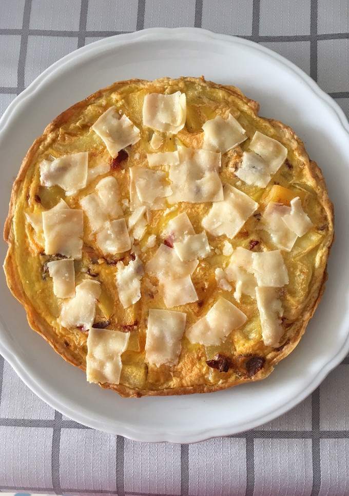 Una foto de Tortilla al horno de patata, chorizo, piquillos y queso