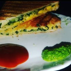 A picture of Spinach corn grilled sandwich.