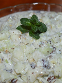 Una foto de Mast o jiar pepino con yogur (cocina persa)