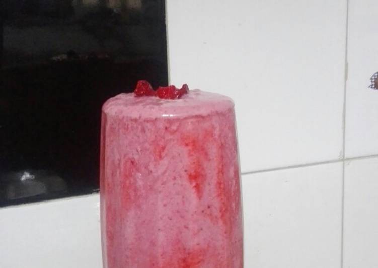 Step-by-Step Guide to Make Super Quick Homemade Strawberry milkshake