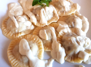 Una foto de Sorrentinos rellenos de zapallo, cebolla caramelizada