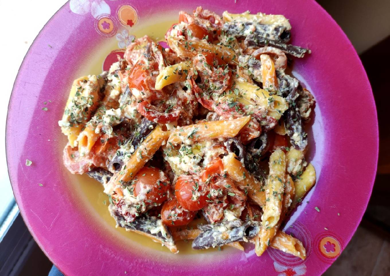 Macarrones con cherries, tomate seco y feta (vegetariano)