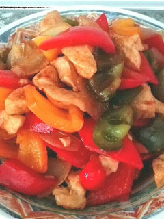 Una foto de Salteado de pimientos con pollo y salsa de soja